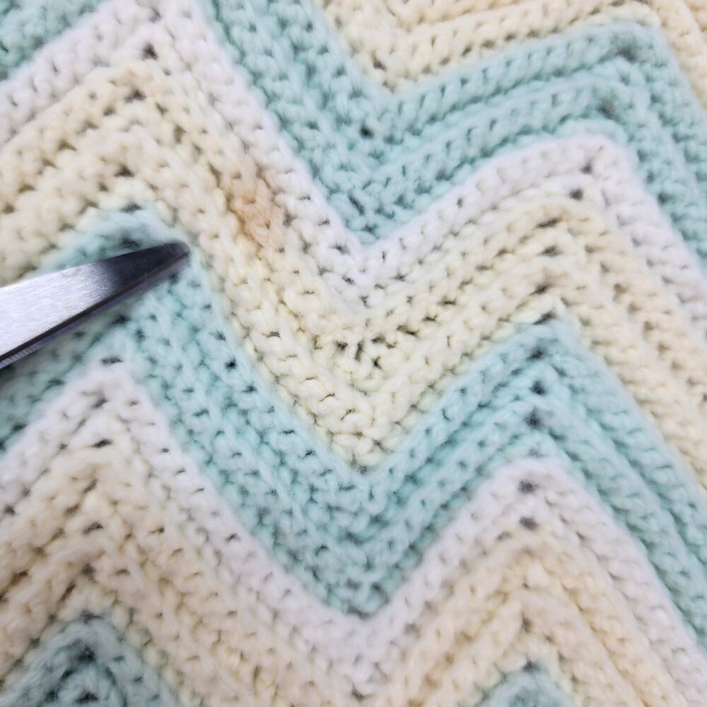 Vtg Knit Baby Doll Afghan Throw 24x36 Green Yellow Zig Zag Chevron Blanket Handm - Picture 5 of 7